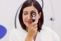 Жінка-дерматолог позує з дерматоскопом в клініці — стокове фото