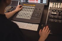 Ingegnere audio utilizzando mixer audio in studio di registrazione — Foto stock