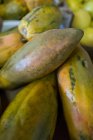 Primer plano de las papayas maduras - foto de stock