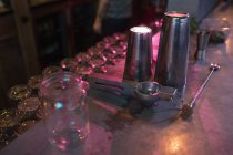 Крупный план аксессуаров для бара с коктейльным шейкером и ложкой — стоковое фото