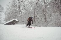 Человек спускается с горы на лыжном курорте — стоковое фото