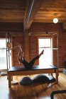 Femme adulte moyenne active pratiquant le pilates dans un studio de fitness — Photo de stock