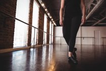 Niedriger Frauenanteil beim Tanz im Ballettstudio — Stockfoto