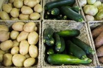 Крупним планом свіжі овочі в плетеному кошику — стокове фото