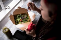 Schöne Frau mit einem Salat im Café — Stockfoto