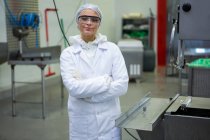 Ritratto di tecnico donna in piedi con le braccia incrociate in fabbrica di carne — Foto stock