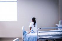 Patient assis sur le lit à l'hôpital — Photo de stock