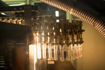 Gros plan de la machine à tubes à essai en usine — Photo de stock