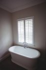 Vasca da bagno vuota in bagno a casa — Foto stock