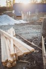 Planches de bois et tas de boue sur le chantier — Photo de stock