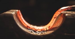 Close-up de haste de ferro aquecido forjado na oficina — Fotografia de Stock