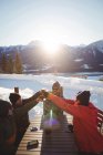 Друзі лижників тости келихи пива на гірськолижному курорті взимку — стокове фото