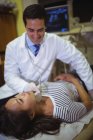 Patientin erhält im Krankenhaus eine Ultraschalluntersuchung am Hals — Stockfoto