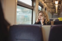 Серьезная деловая женщина разговаривает по телефону во время путешествия — стоковое фото