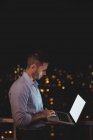 Mann benutzte Laptop nachts auf Balkon — Stockfoto