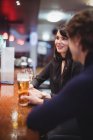 Paar trinkt gemeinsam in Bar — Stockfoto