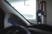 Plug-in-Elektromaschine durch Autoscheibe an Elektrofahrzeug-Ladestation gesehen — Stockfoto