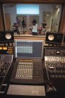 Звуковий мікшер у студії звукозапису з музикантами на задньому плані — стокове фото