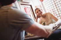 Schöne Frau schaut Mann in Restaurant an — Stockfoto