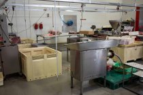 Piano di lavoro vuoto nell'interno della fabbrica di carne industriale — Foto stock