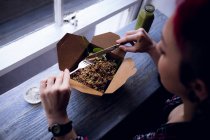 Schöne Frau mit einem Salat aus der Schachtel im Café — Stockfoto