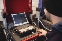 Механічне використання ноутбука в ремонті гаража — стокове фото