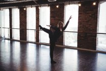 Mujer joven practicando danza en estudio de danza - foto de stock