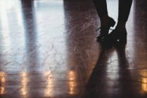 Ноги женщины, исполняющей танец в балетной студии — стоковое фото