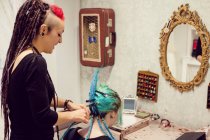 Kosmetikerin stylt Kunden Haare in Dreadlocks — Stockfoto