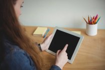 Business executive femminile con tablet digitale in ufficio — Foto stock