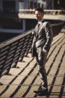 Uomo d'affari con un diario in piedi sulla terrazza dell'ufficio di giorno — Foto stock