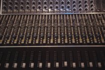 Primer plano del mezclador de sonido en un estudio de grabación - foto de stock