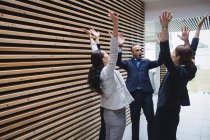Ділових людей, стоячи з руки, підняті в офісі — стокове фото