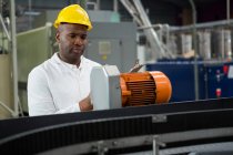 Ingenieur inspiziert Maschinen in Saftfabrik — Stockfoto