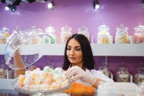 Loja feminina organizando doces turcos no balcão na loja — Fotografia de Stock