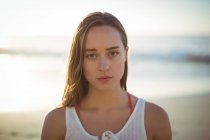 Porträt einer schönen Frau am Strand — Stockfoto