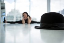 Primo piano del cappello con ballerina sullo sfondo — Foto stock