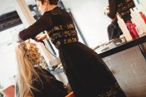 Peluquería femenina clientes de peinado cabello en salón - foto de stock