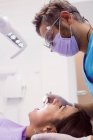 Стоматолог слідчим пацієнтки інструменти в стоматологічній клініці — Stock Photo