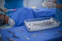 Gruppo di chirurghi che eseguono operazioni in sala operatoria in ospedale — Foto stock
