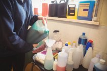 Женщина наливает собачий шампунь в бутылку в собачьем центре — стоковое фото