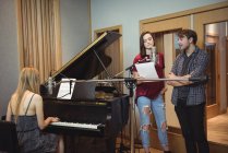 Musiciens enregistrant une chanson en studio de musique — Photo de stock