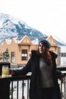 Жінка в зимовому одязі тримає пивний келих на відкритій терасі — стокове фото