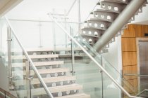 Пустые современные лестницы в офисном здании — стоковое фото