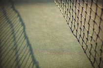 Primo piano della rete nel campo da tennis alla luce del sole — Foto stock
