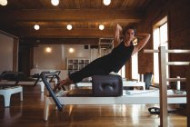 Determinada mulher adulta média praticando pilates no estúdio de fitness — Fotografia de Stock