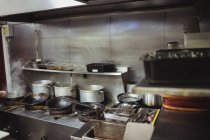 Різноманітне начиння в професійній кухні ресторану — стокове фото