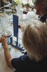 Souffleur de verre travaillant sur une verrerie à l'usine de soufflage de verre — Photo de stock