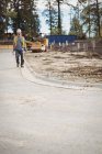 Trabalhador da construção que caminha no estaleiro — Fotografia de Stock