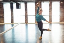 Mujer practicando un baile en estudio de danza - foto de stock